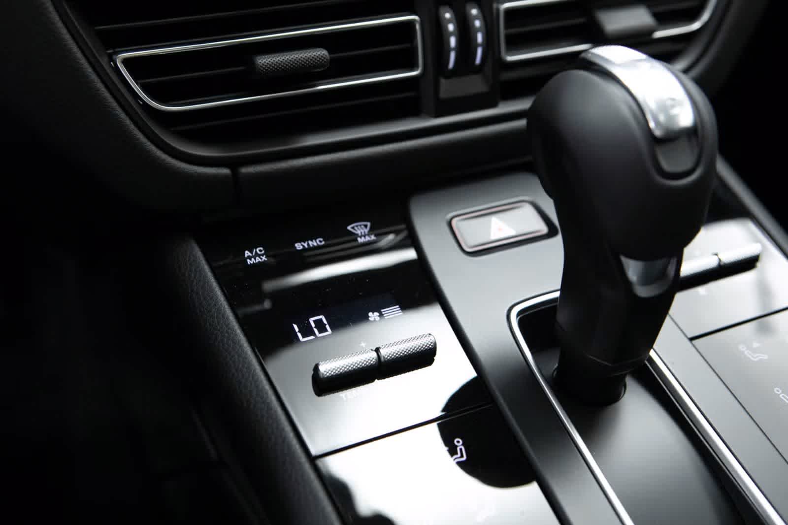 Thumbnail: 2026 Porsche Macan - 27