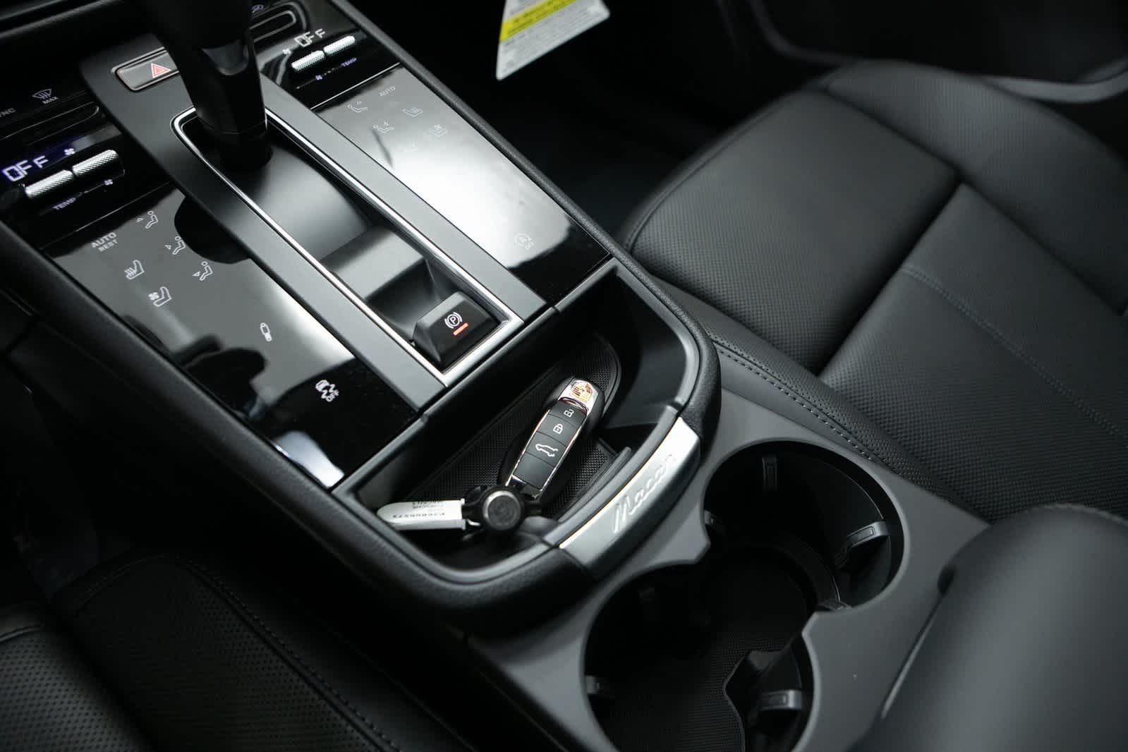 Thumbnail: 2025 Porsche Macan - 23