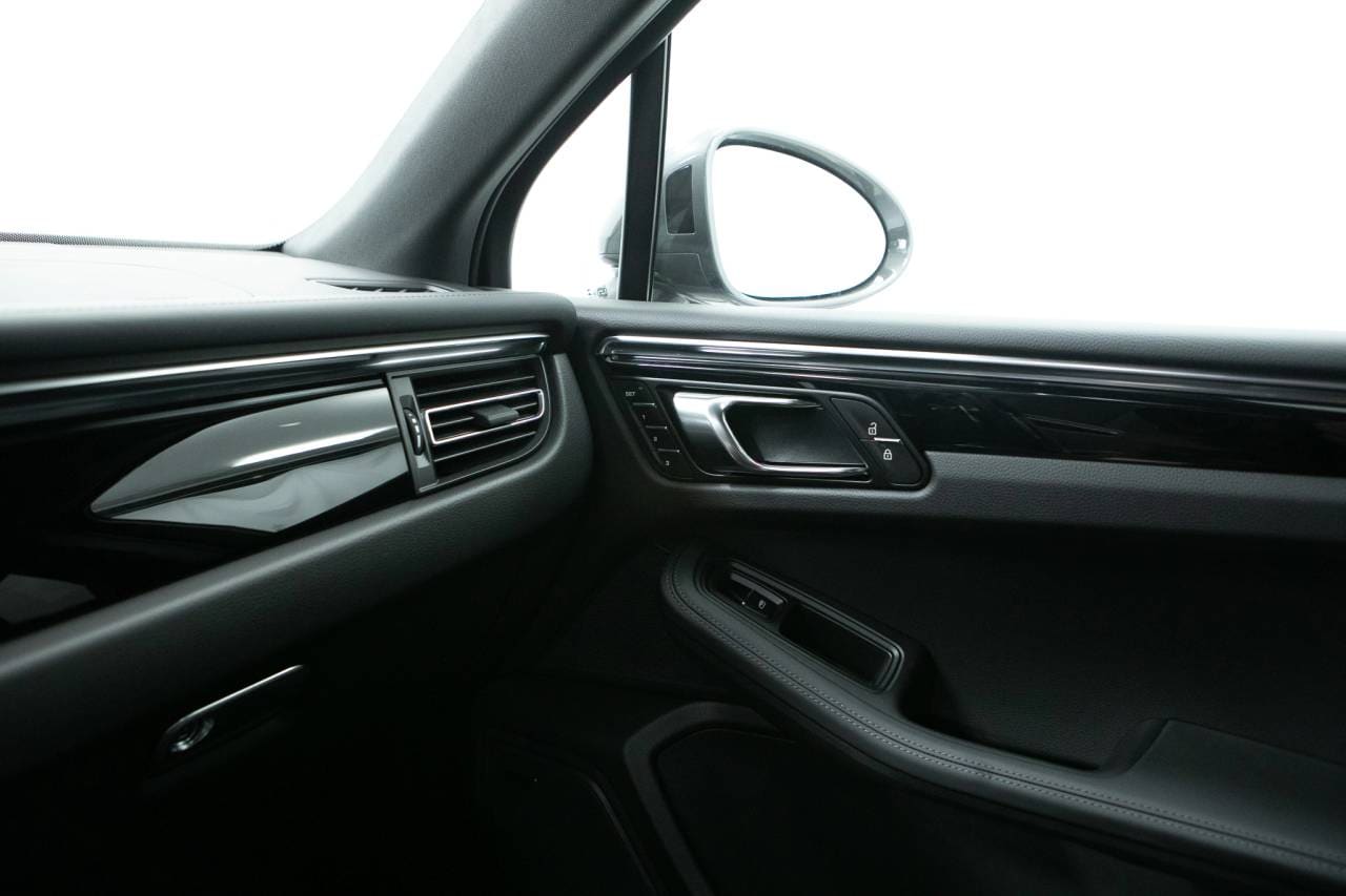 Thumbnail: 2026 Porsche Macan - 30