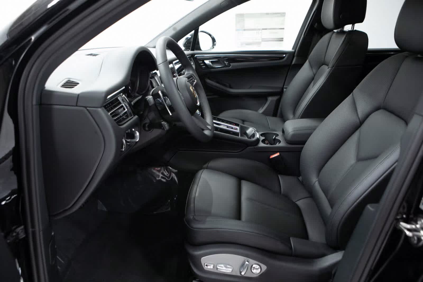 Thumbnail: 2025 Porsche Macan - 17