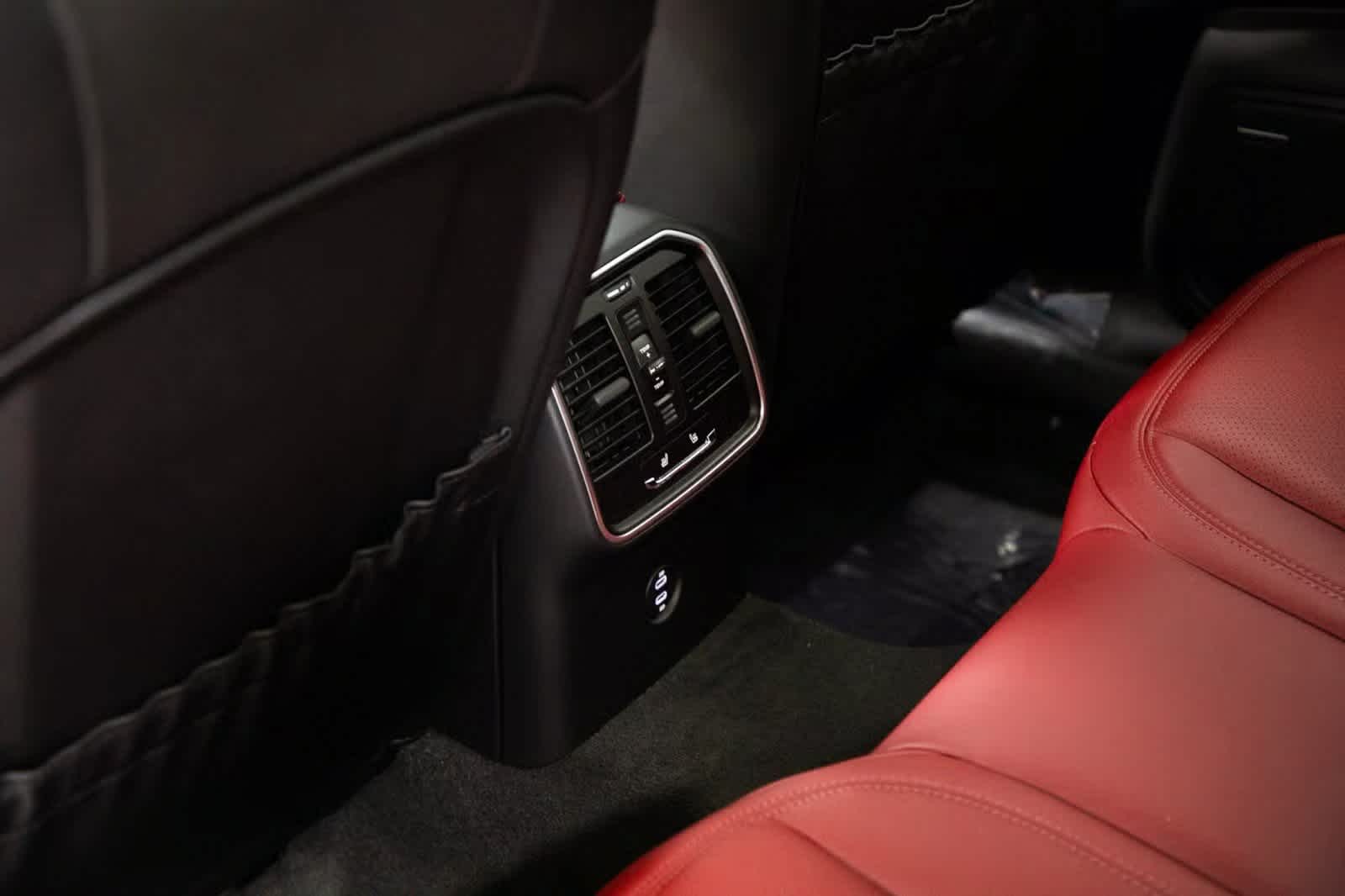 Thumbnail: 2025 Porsche Macan - 27