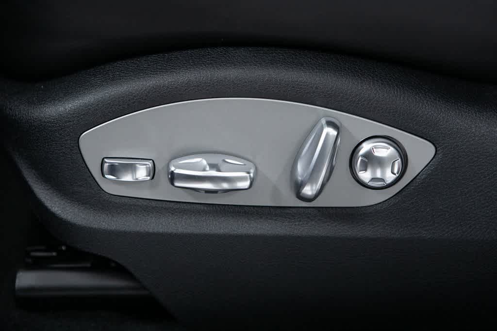 Thumbnail: 2025 Porsche Macan - 21