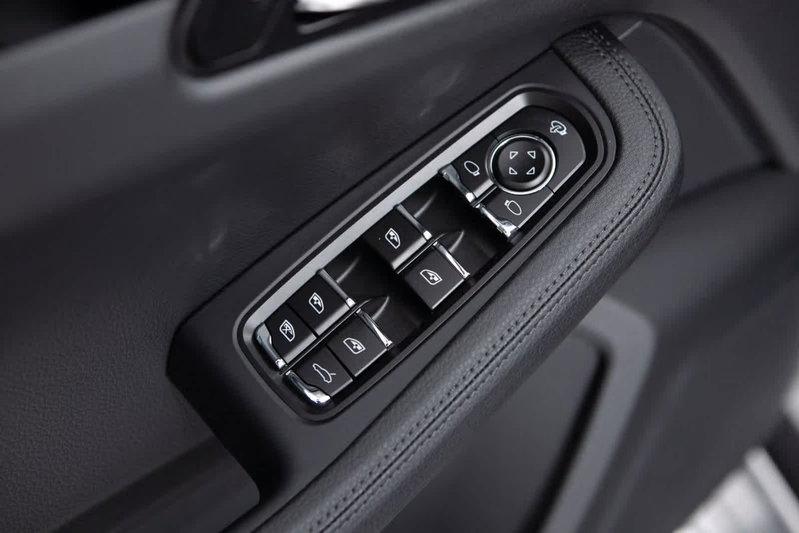 Thumbnail: 2025 Porsche Macan - 20