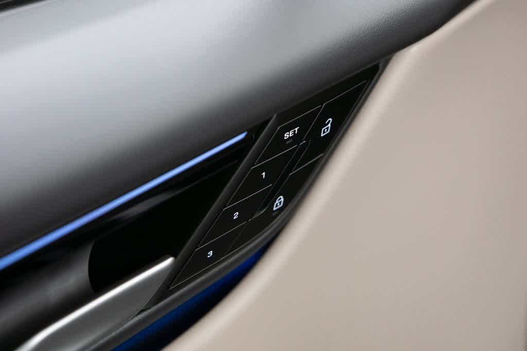 Thumbnail: 2025 Porsche Macan - 23