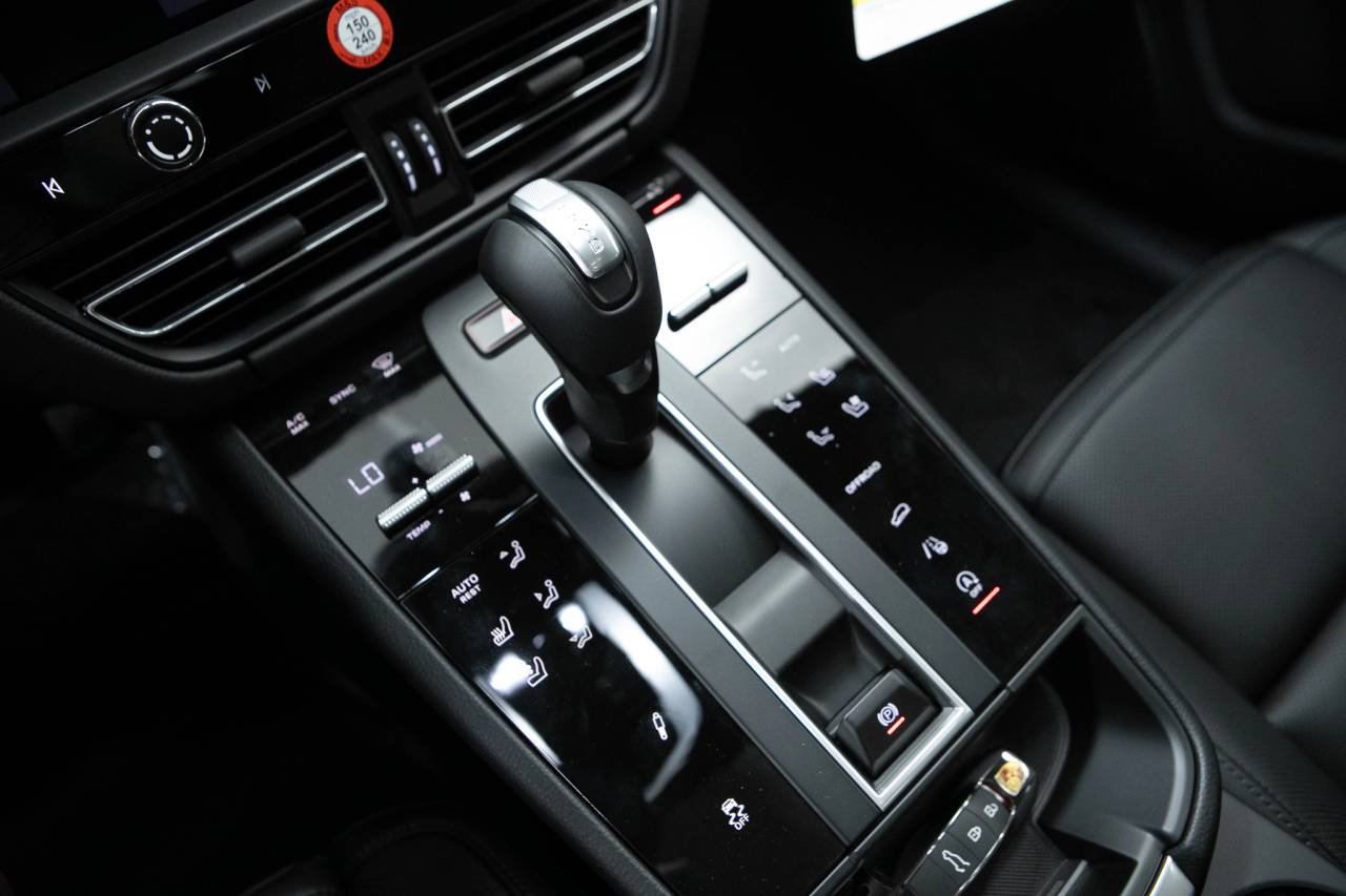 Thumbnail: 2026 Porsche Macan - 28