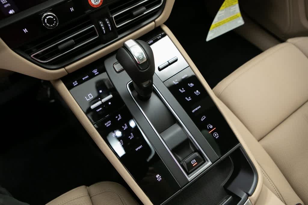 Thumbnail: 2025 Porsche Macan - 26