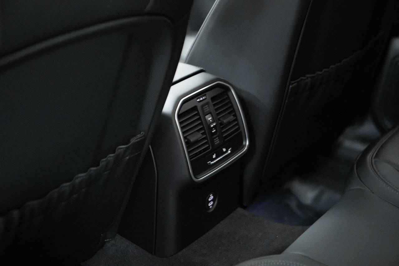 Thumbnail: 2026 Porsche Macan - 34