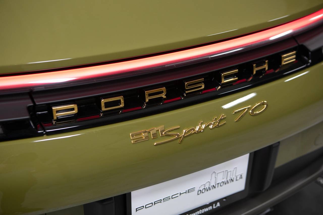 Thumbnail: 2026 Porsche 911 - 16