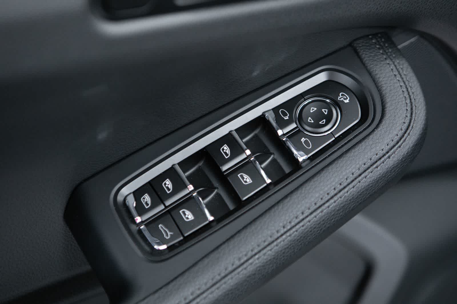 Thumbnail: 2026 Porsche Macan - 25