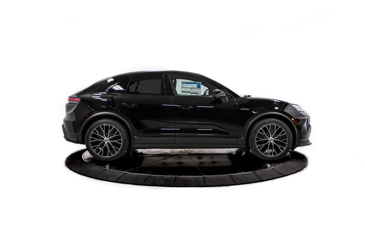 Thumbnail: 2026 Porsche Macan - 8