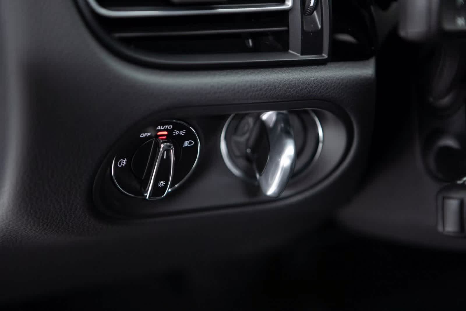 Thumbnail: 2025 Porsche Macan - 21