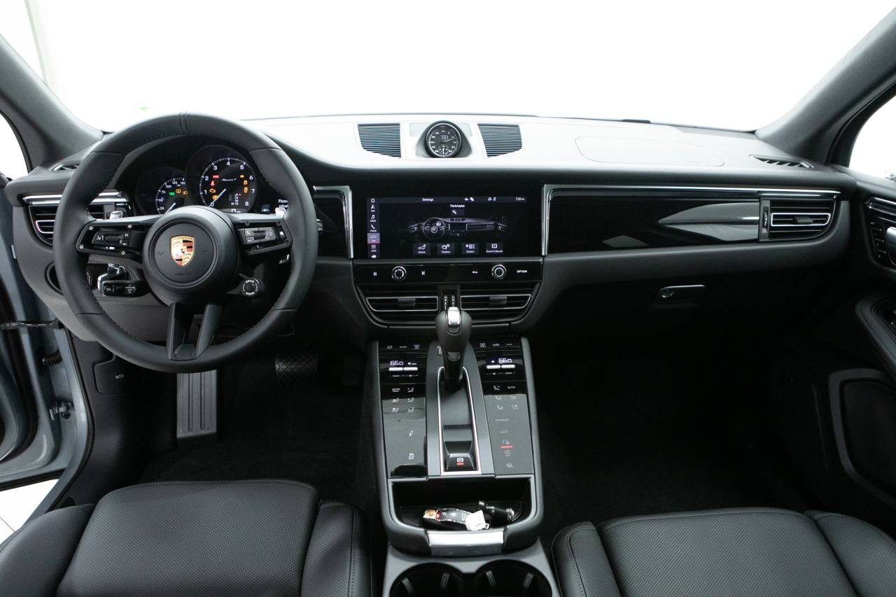 Thumbnail: 2026 Porsche Macan - 20