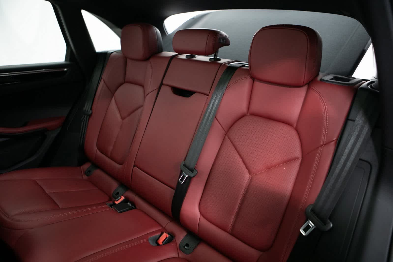 Thumbnail: 2025 Porsche Macan - 31