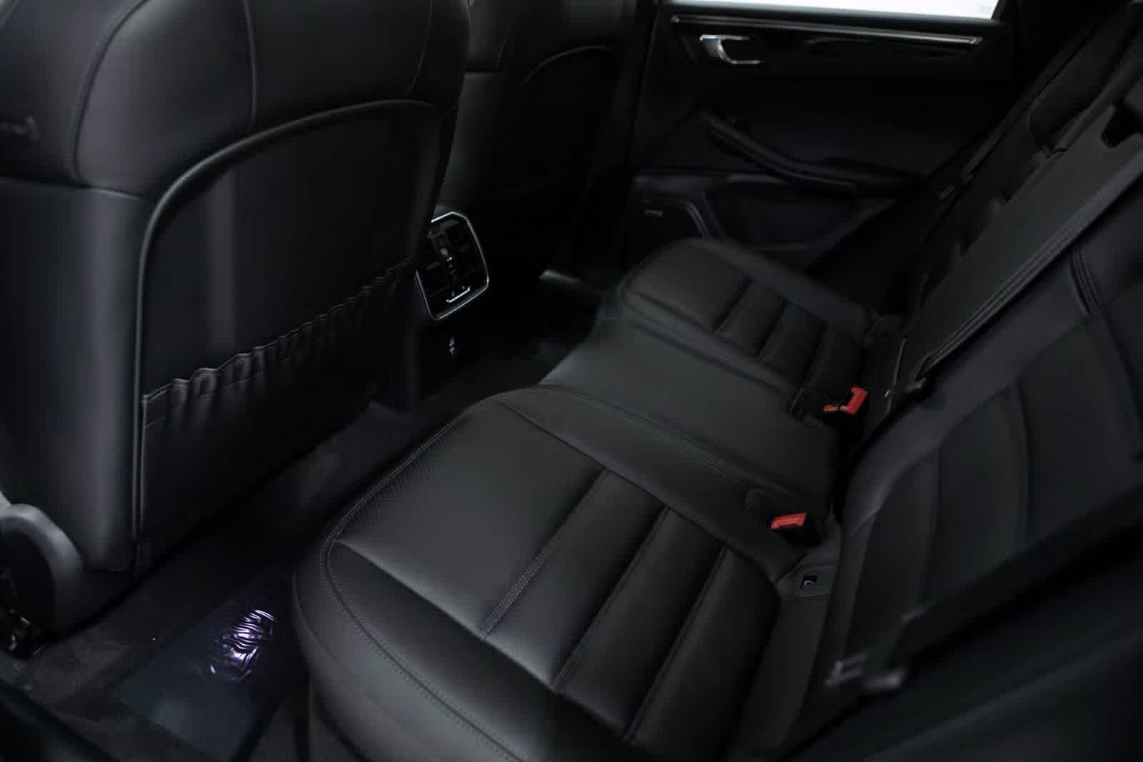 Thumbnail: 2025 Porsche Macan - 27