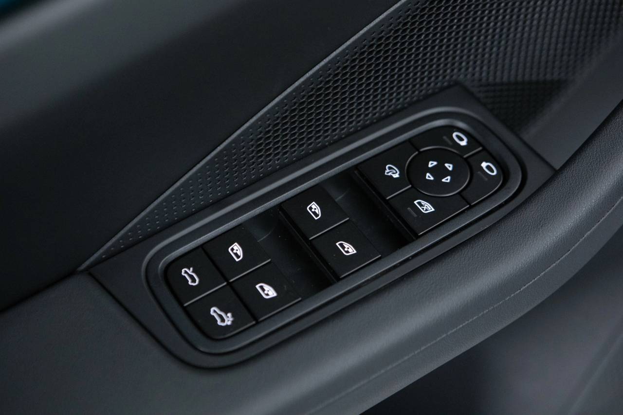 Thumbnail: 2026 Porsche Macan - 25