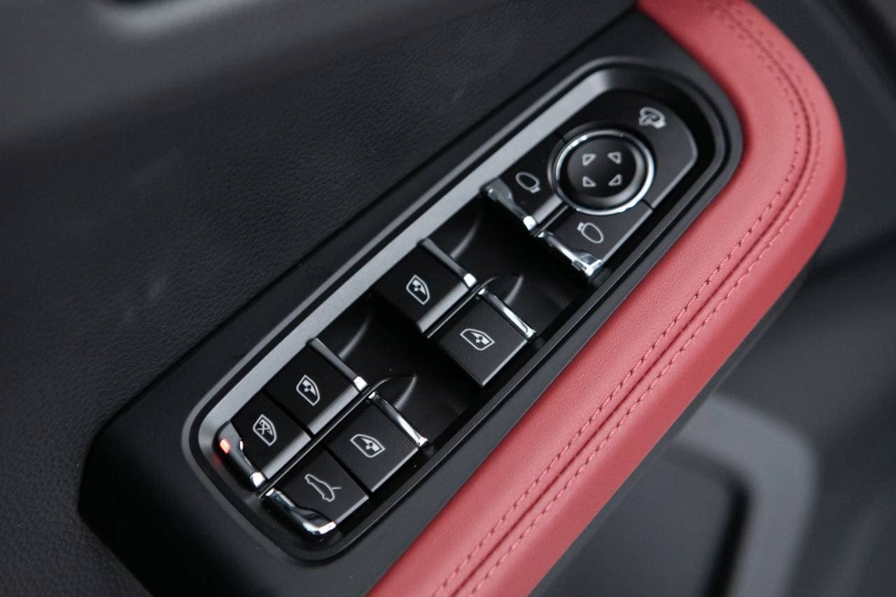 Thumbnail: 2026 Porsche Macan - 24