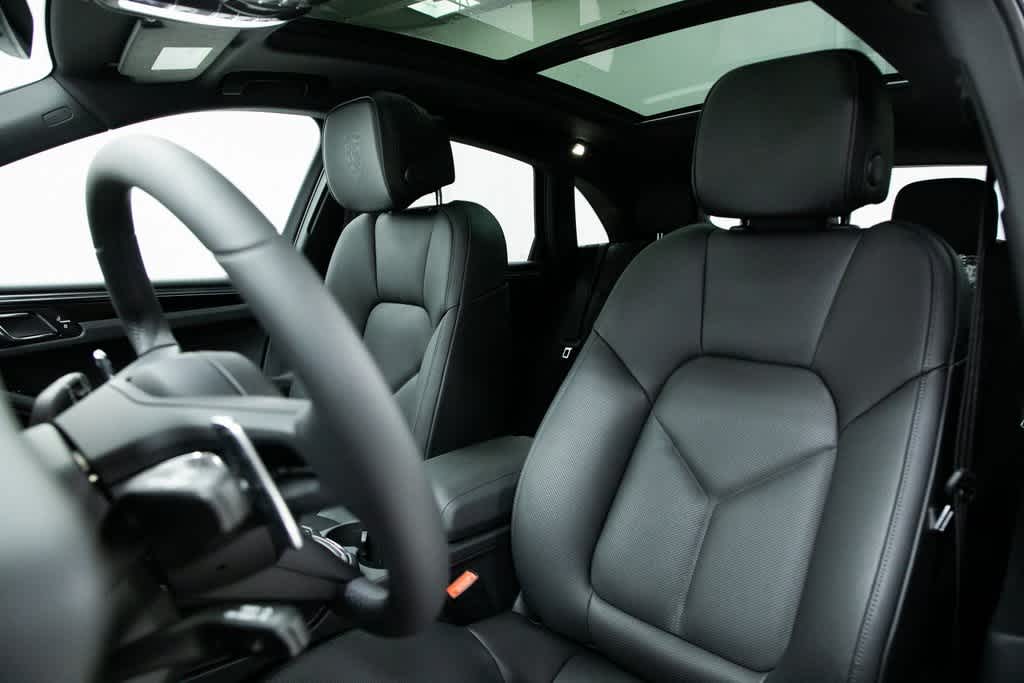 Thumbnail: 2025 Porsche Macan - 5