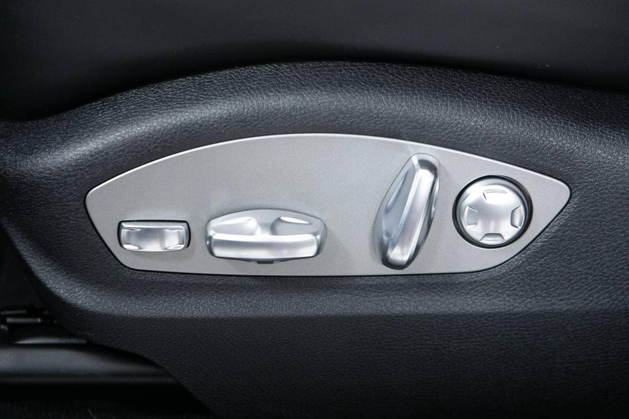 Thumbnail: 2026 Porsche Macan - 23