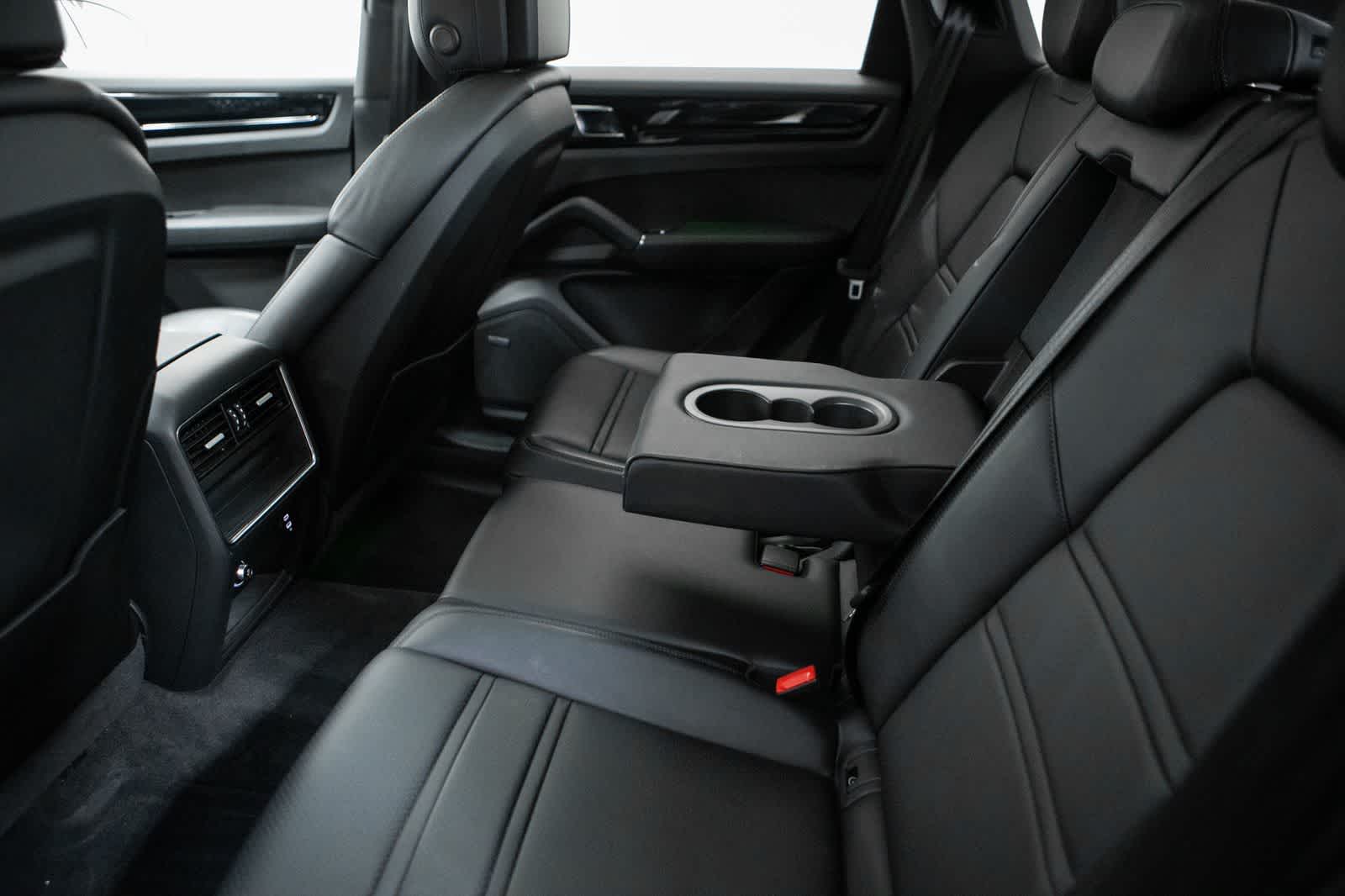 Thumbnail: 2022 Porsche Cayenne - 35