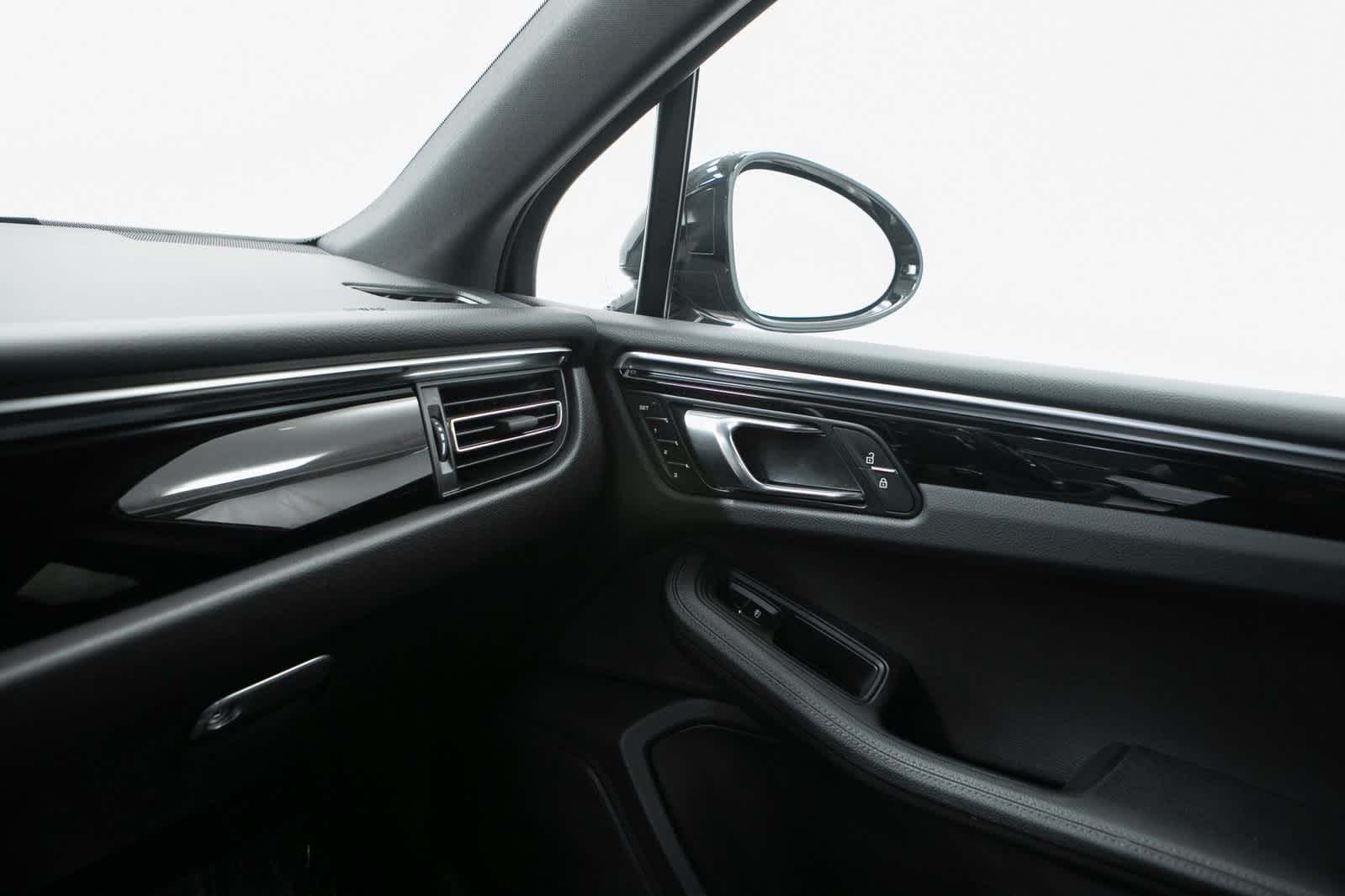 Thumbnail: 2023 Porsche Macan - 24