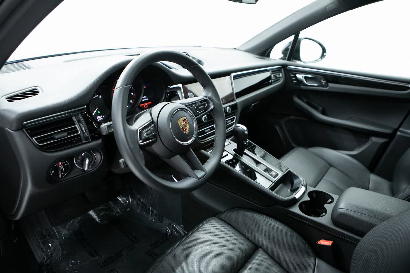 2025 Porsche Macan Base photo 4