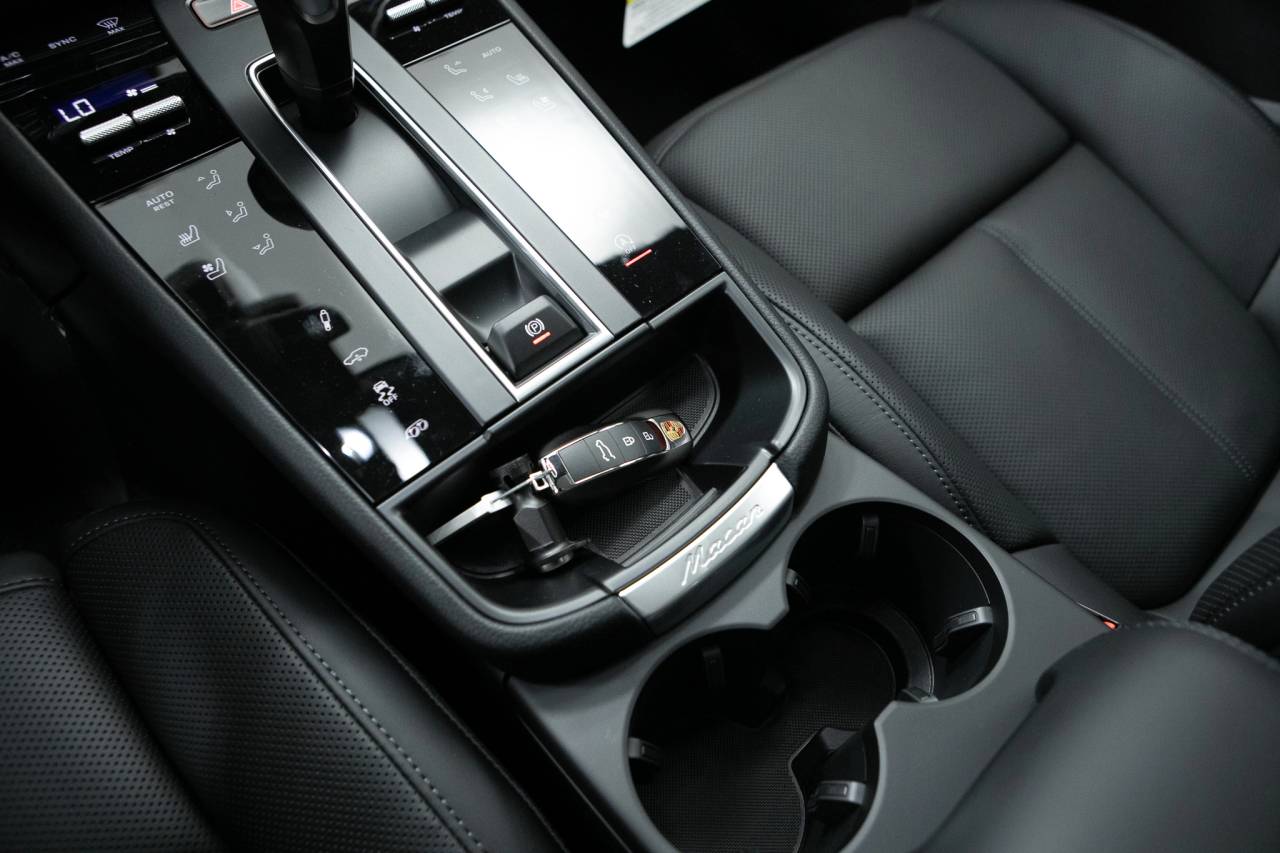 Thumbnail: 2026 Porsche Macan - 33