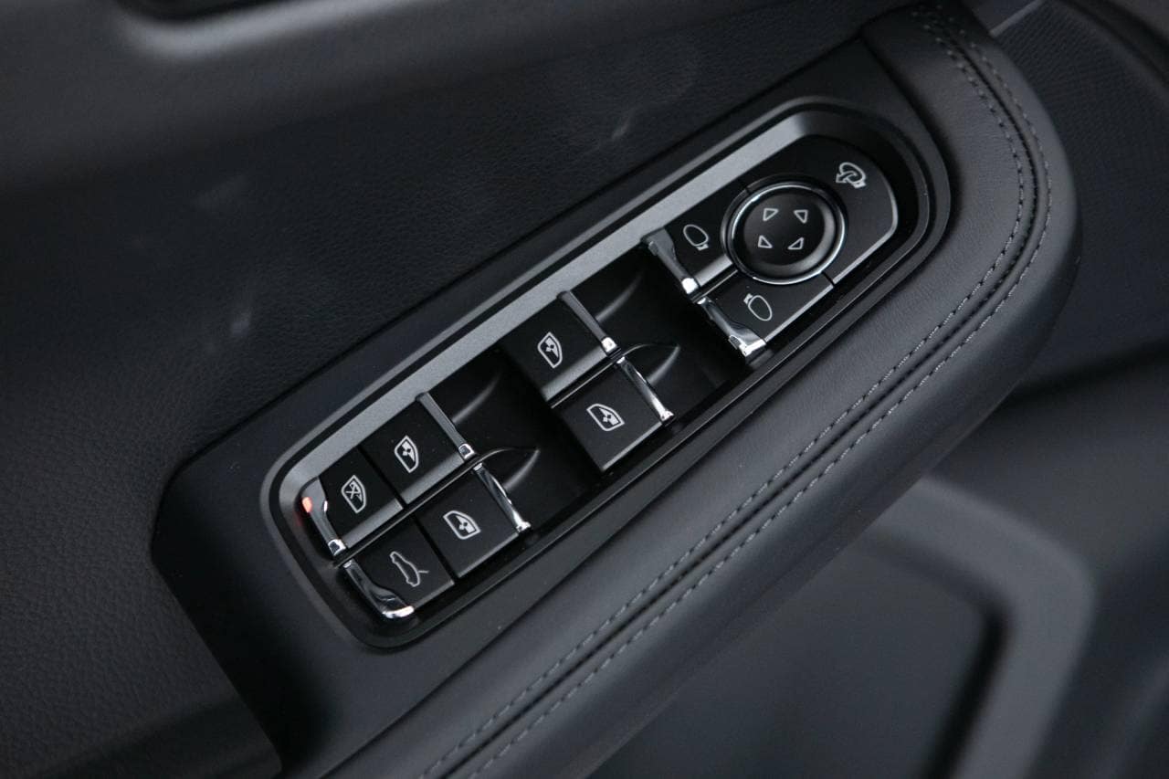 Thumbnail: 2026 Porsche Macan - 26