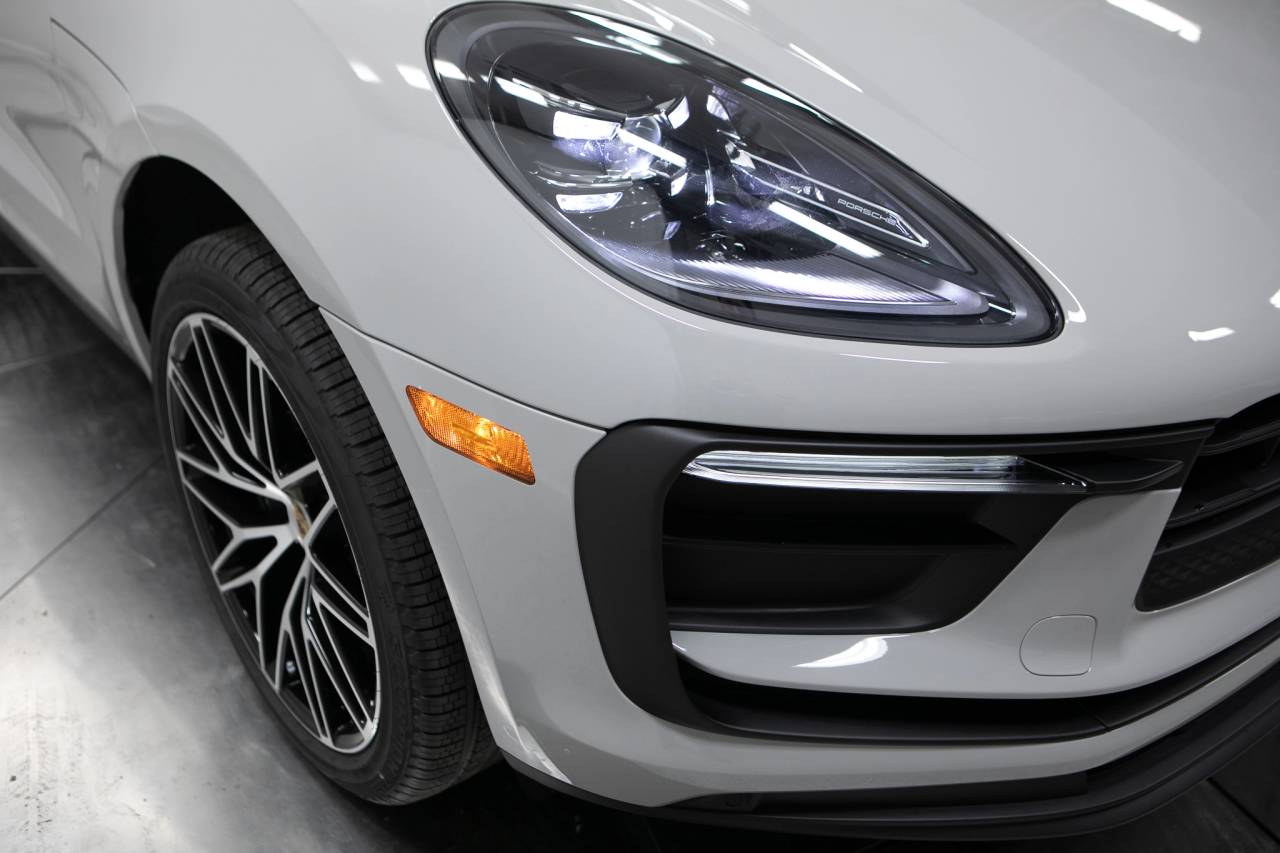Thumbnail: 2026 Porsche Macan - 12