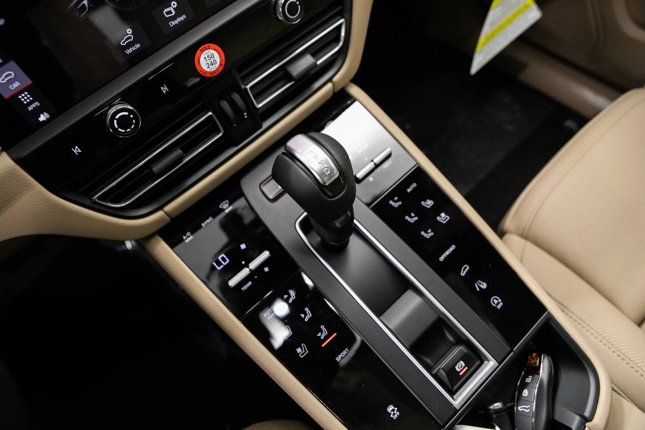 Thumbnail: 2026 Porsche Macan - 26