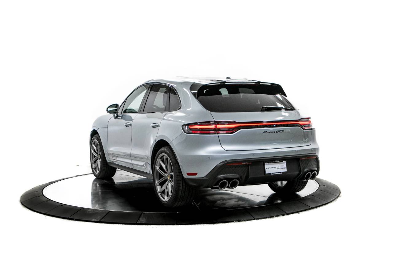 Thumbnail: 2026 Porsche Macan - 3