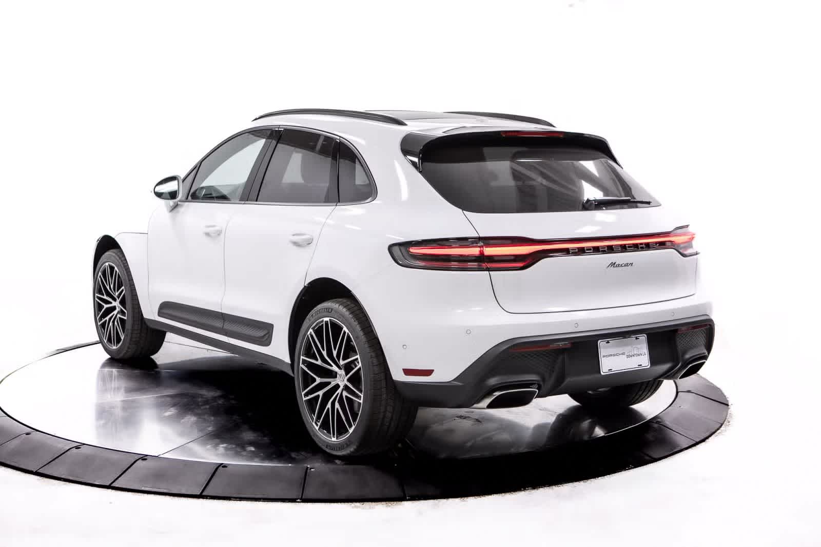 Thumbnail: 2025 Porsche Macan - 3