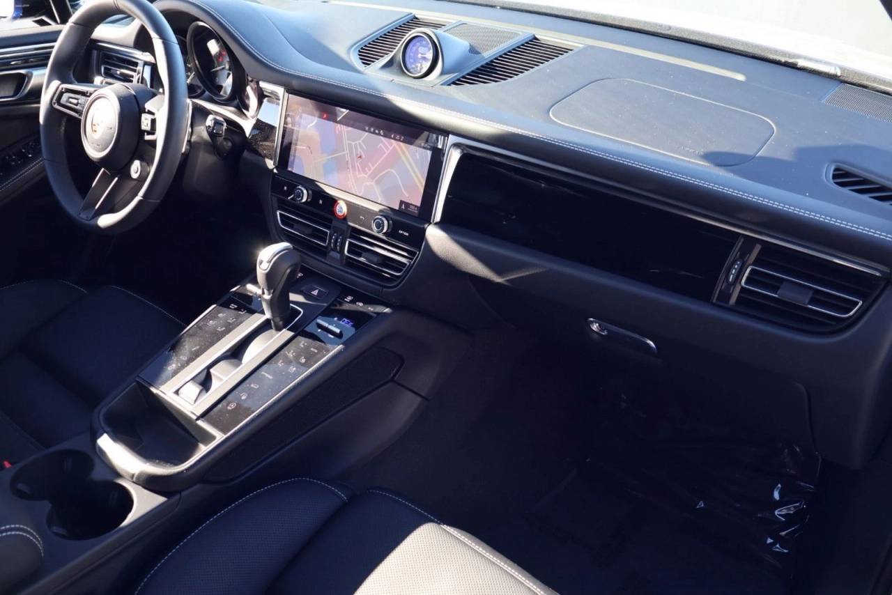 Thumbnail: 2026 Porsche Macan - 25