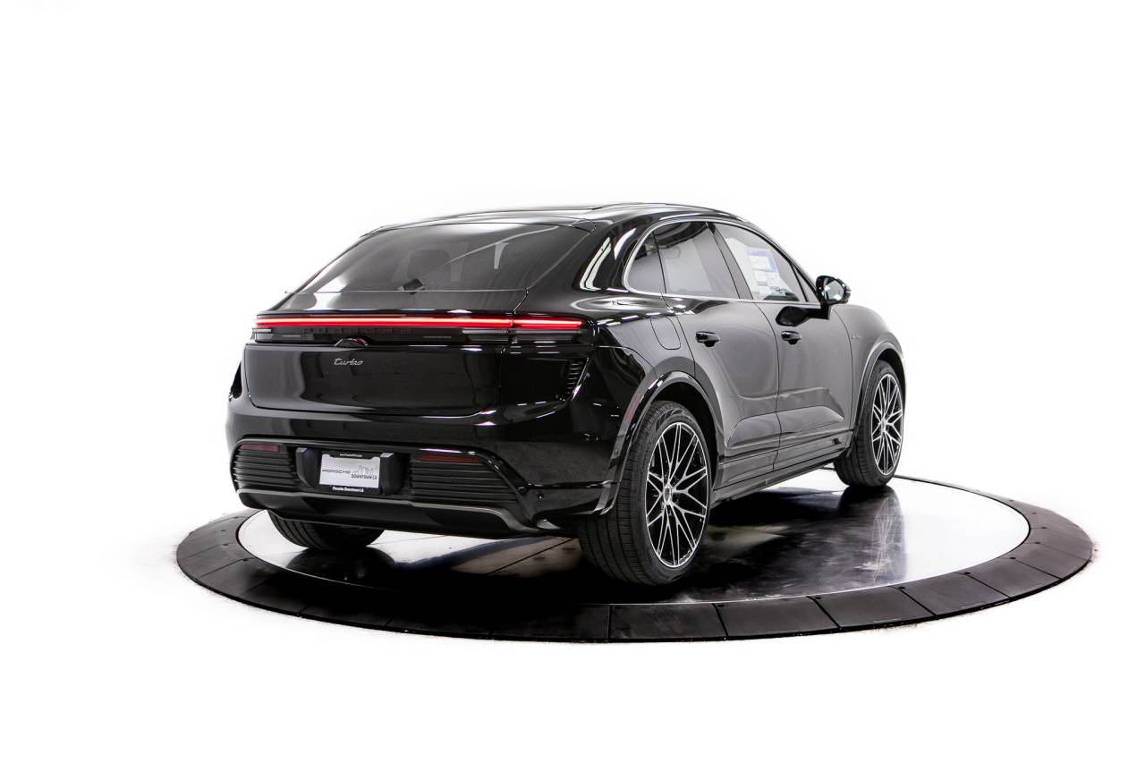 Thumbnail: 2026 Porsche Macan - 7