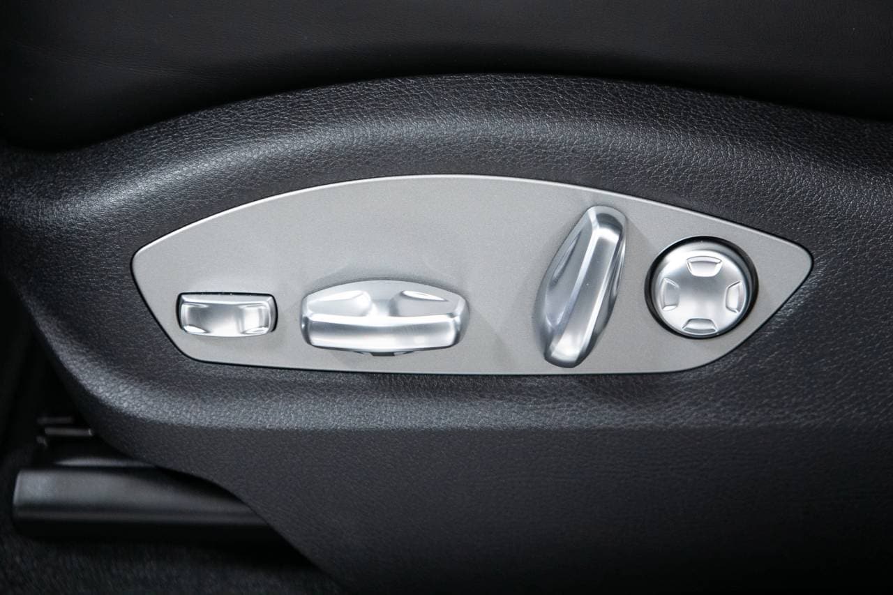 Thumbnail: 2026 Porsche Macan - 24