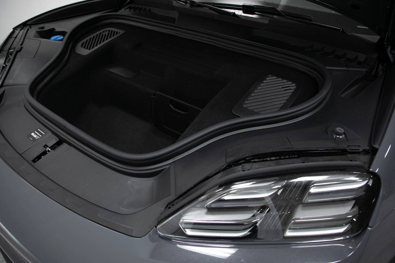 Thumbnail: 2025 Porsche Macan - 38