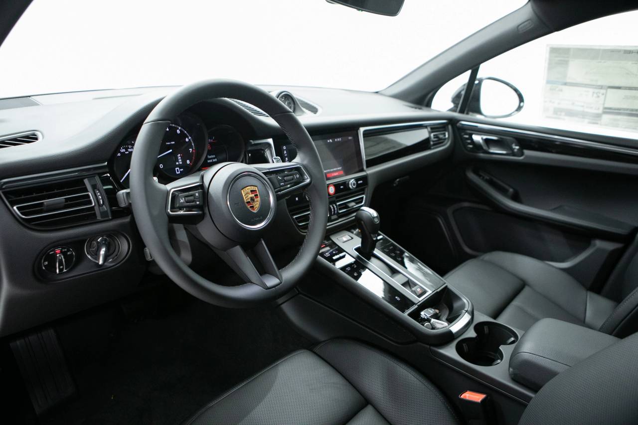 Thumbnail: 2026 Porsche Macan - 4