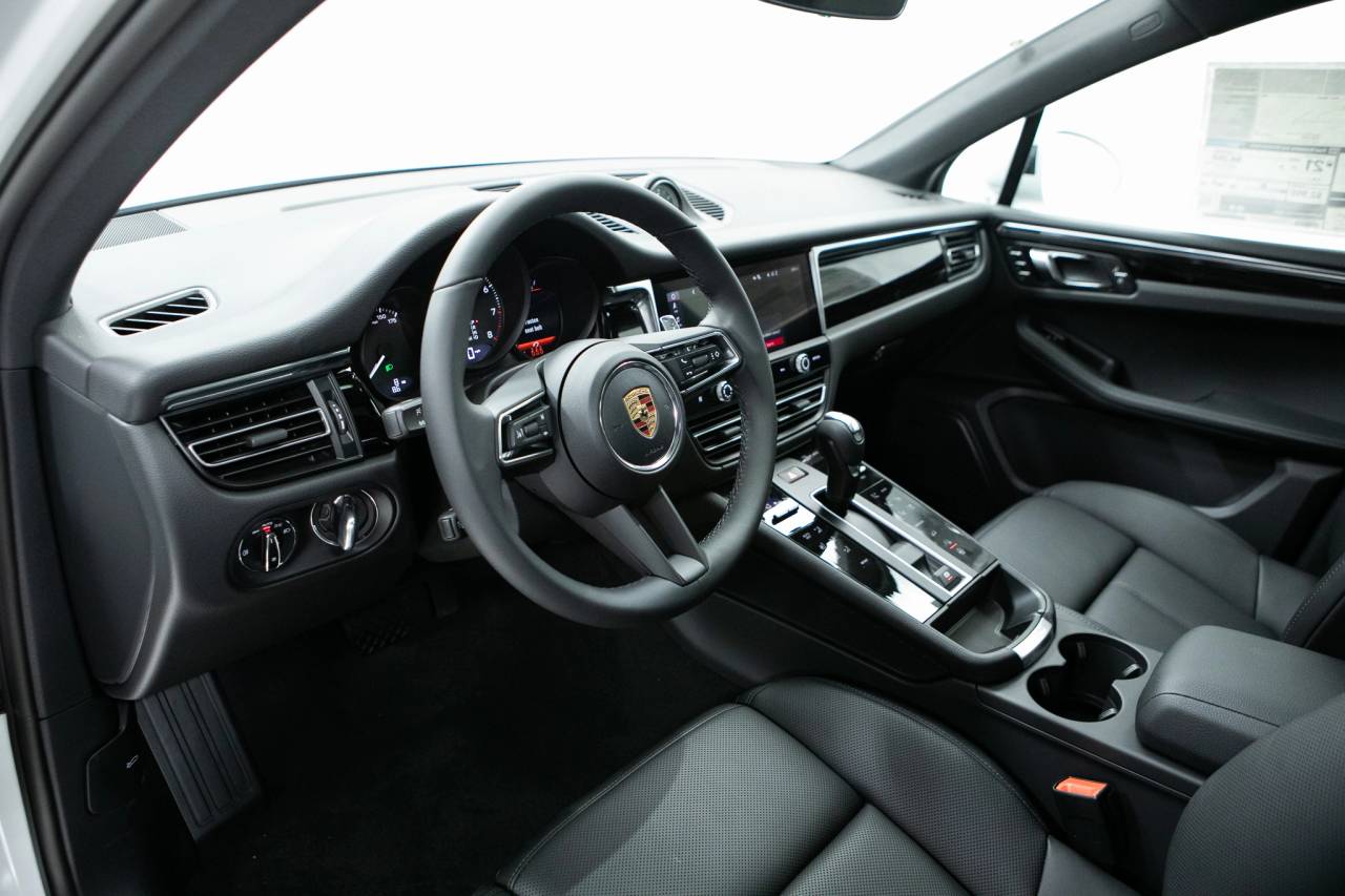 2026 Porsche Macan T photo 3