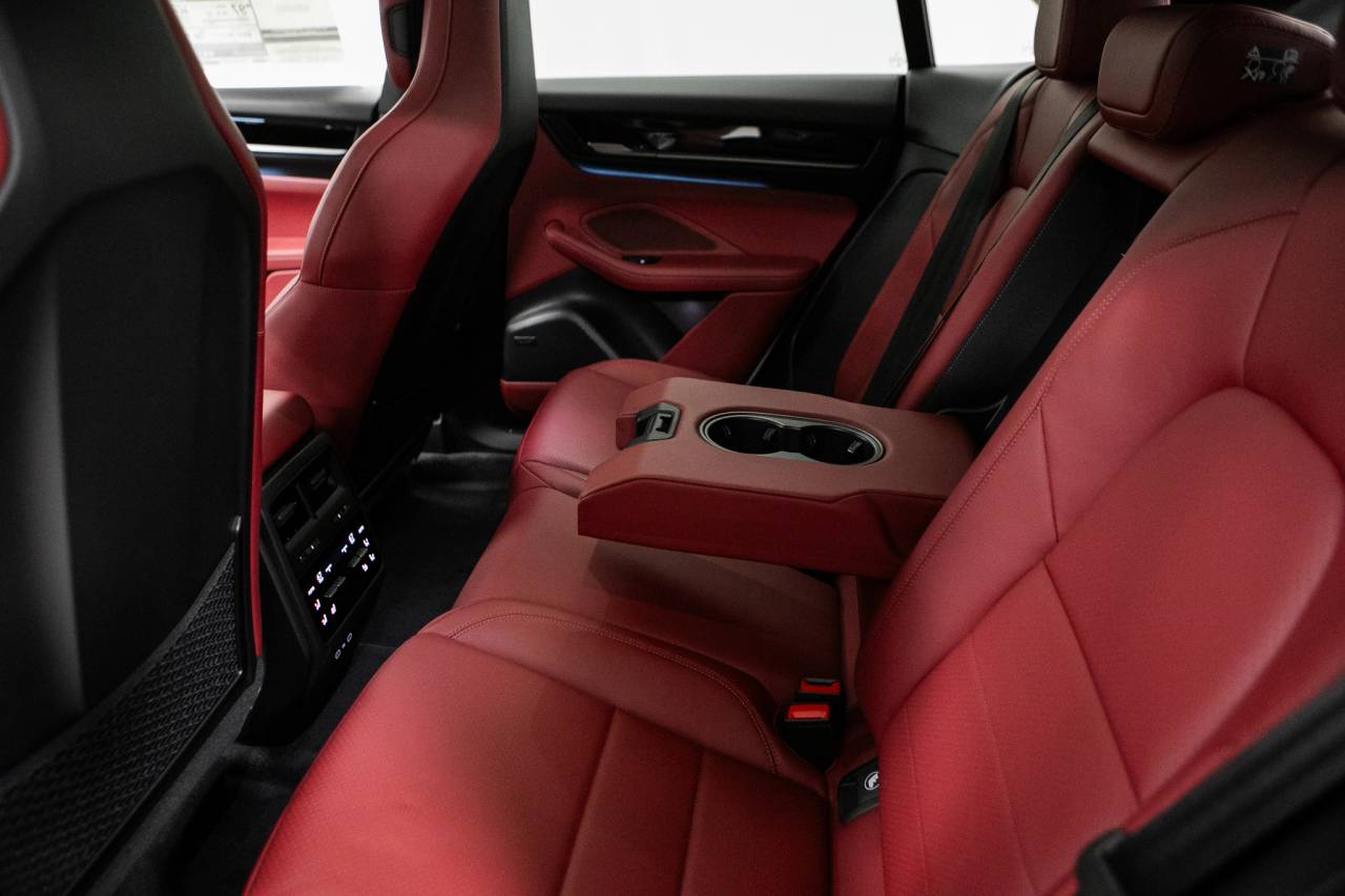 Thumbnail: 2026 Porsche Macan - 36