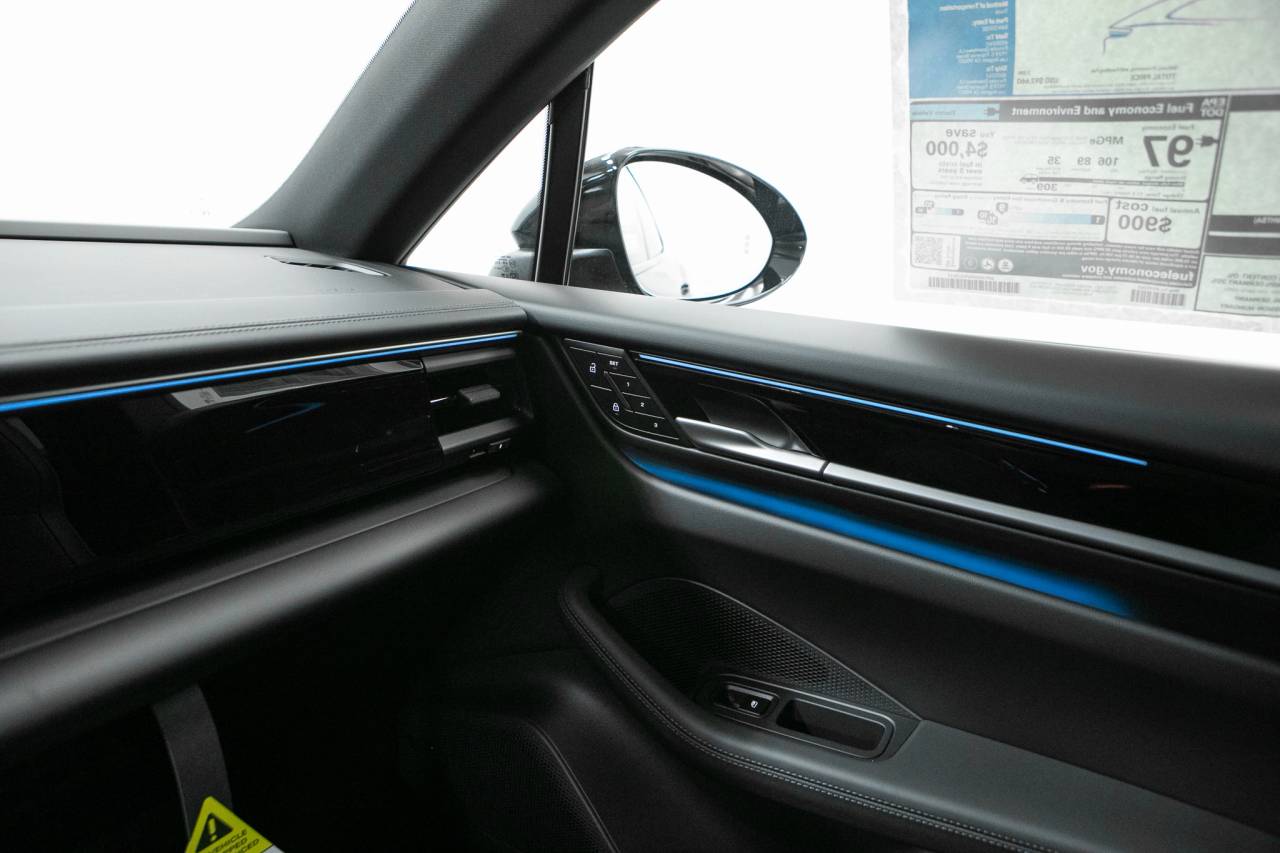 Thumbnail: 2026 Porsche Macan - 31