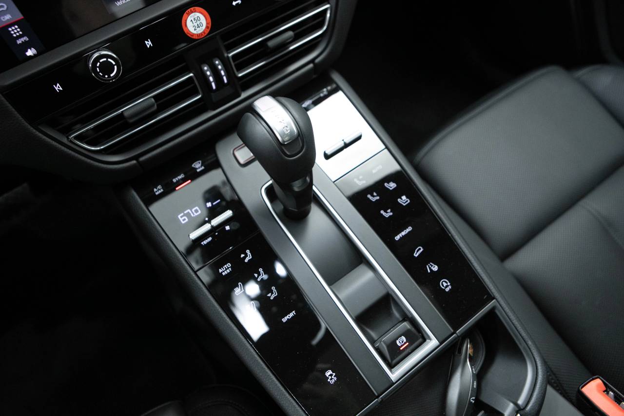 Thumbnail: 2026 Porsche Macan - 28