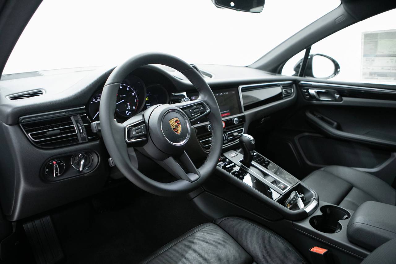 Thumbnail: 2026 Porsche Macan - 4