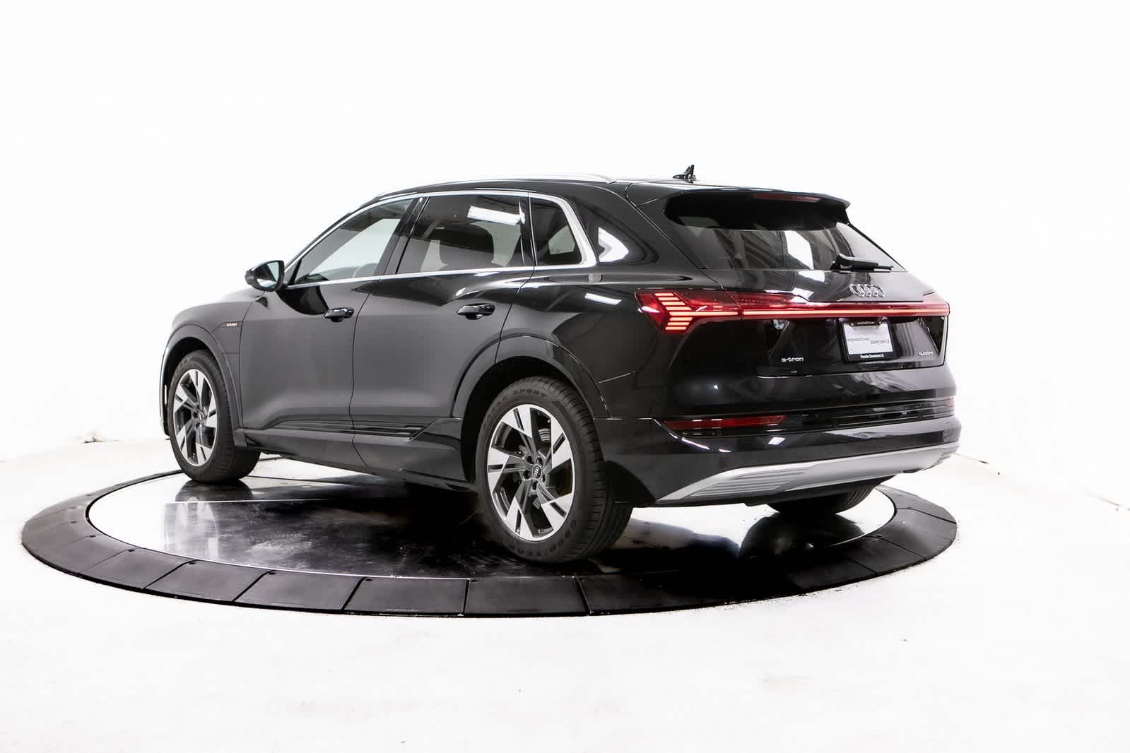 Thumbnail: 2022 Audi e-tron - 3