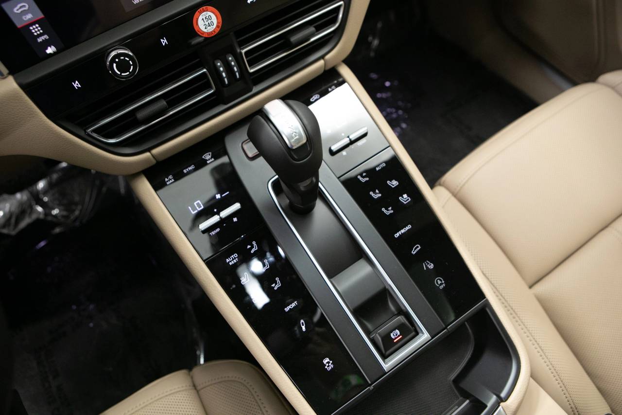 Thumbnail: 2026 Porsche Macan - 28