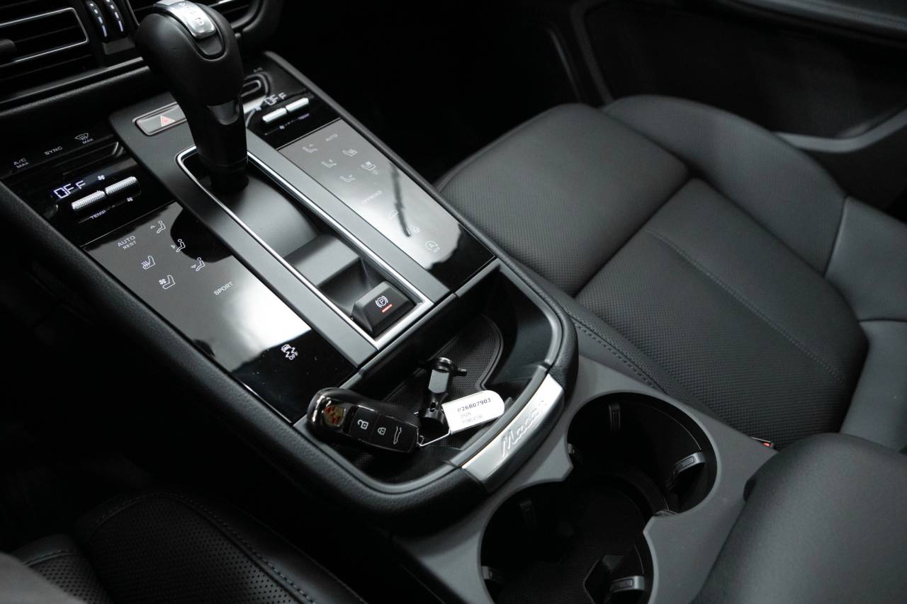 Thumbnail: 2026 Porsche Macan - 27