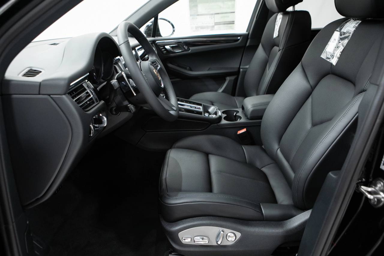 Thumbnail: 2026 Porsche Macan - 23