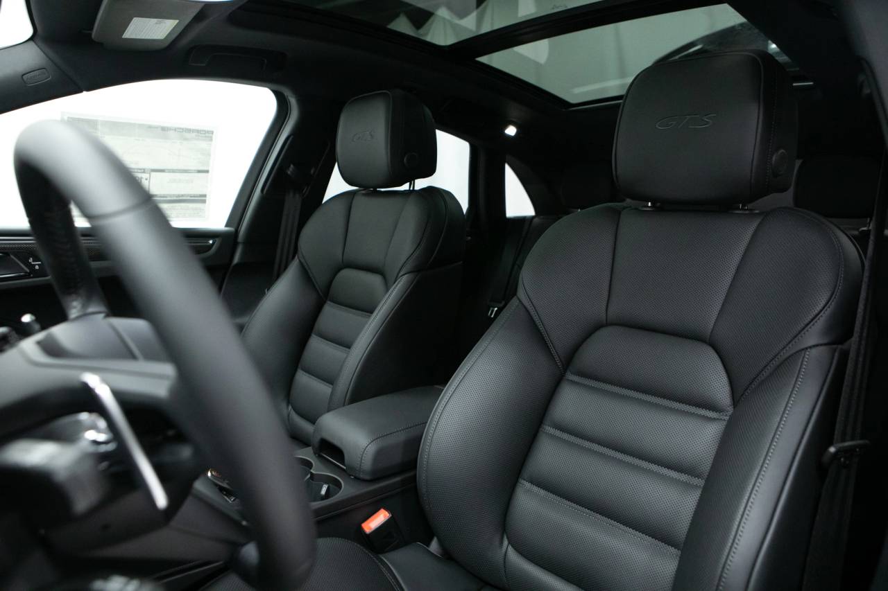 Thumbnail: 2026 Porsche Macan - 5