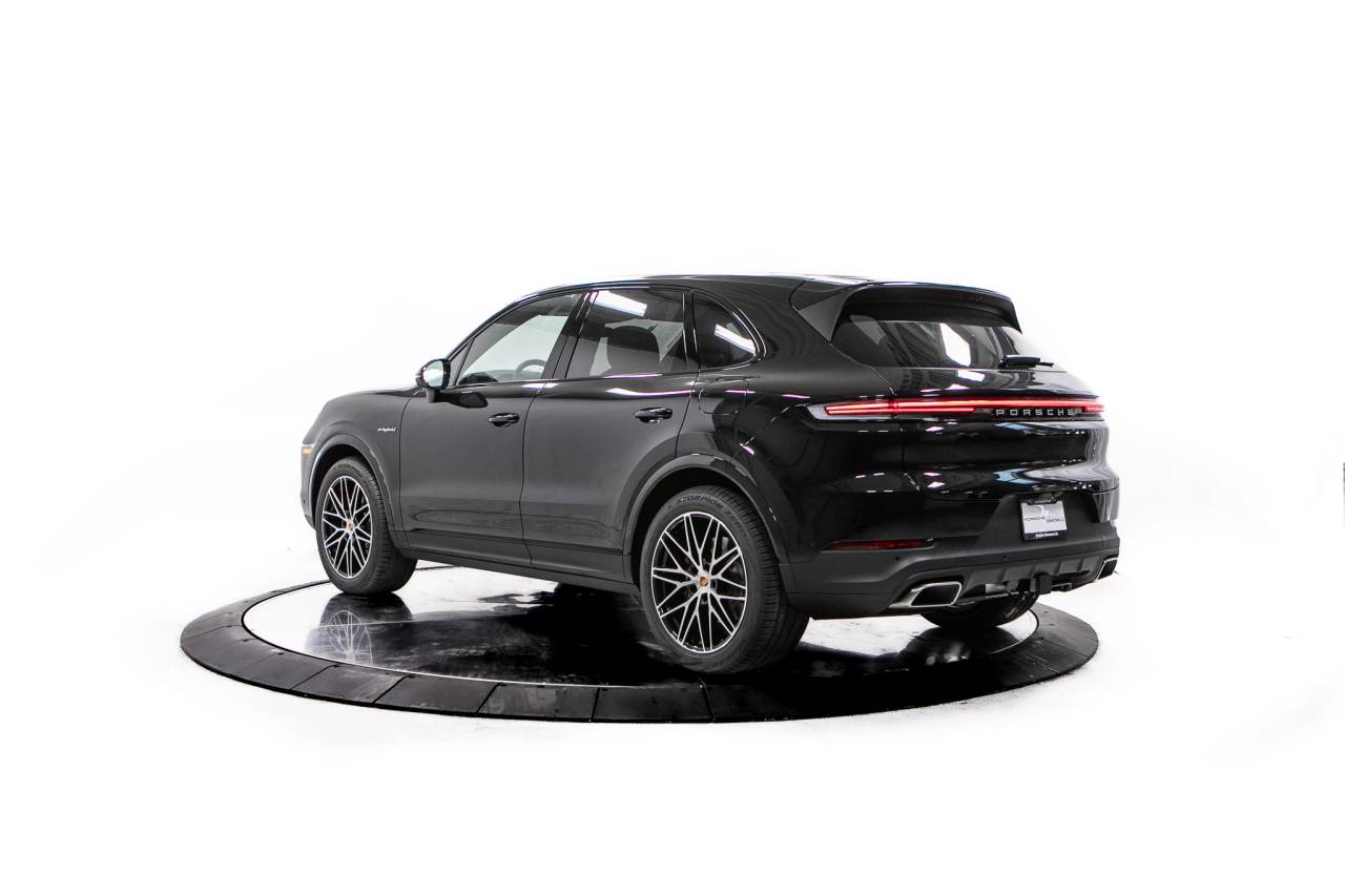 2026 Porsche Cayenne E-Hybrid photo 3