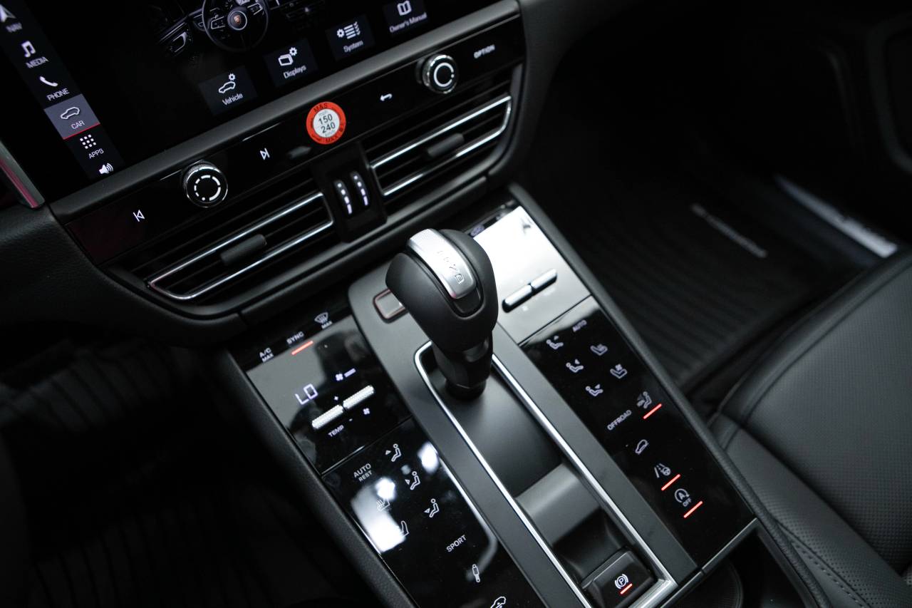 Thumbnail: 2026 Porsche Macan - 27
