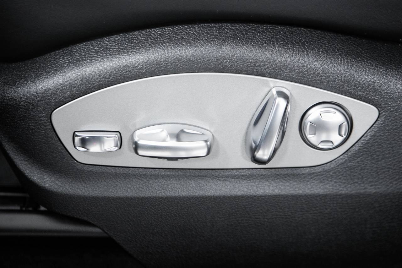 Thumbnail: 2026 Porsche Macan - 23