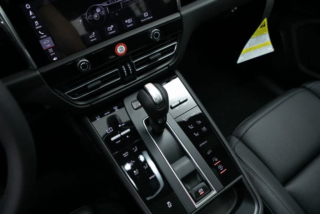 Thumbnail: 2025 Porsche Macan - 15